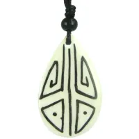 Амулет 32х22мм, кость IN0350-19