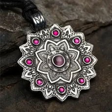 Амулет Мандала Любви с камнем агат и стразами, 35х42мм, металлический