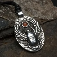 Амулет Скарабей с камнем сердолик, 30х47мм, металлический 72203