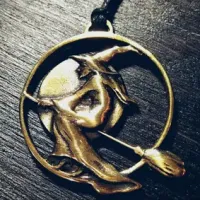 Кулон Ведьма на метле, бронза, Д-30мм, 35*33*3мм (П 011) BV08-11