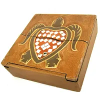 Шкатулка двустворчатая Морская черепаха 20х20х6см дерево IN0290