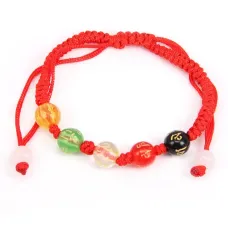 Плетеный браслет из красной нити Пять бусин