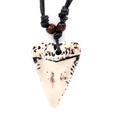 Амулет Клык акулы, имитация резьбы по кости, пластик, со шнурком AP018