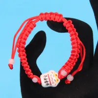 Плетеный браслет из красной нити Манеки-Неко, керамика BS055-1