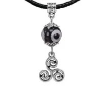 Амулет Трискель (защита и гармония), бусина Дзи из агата MKA35-0036